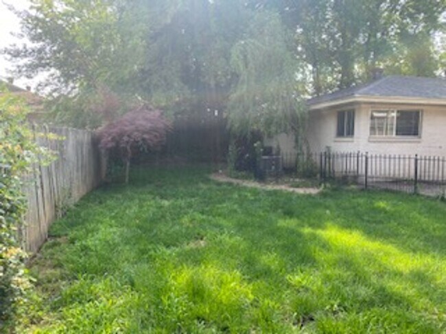 Foto del edificio - This is a 3 bedroom 1.5 bathroom home with...
