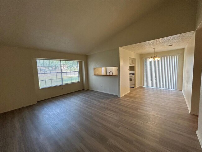 Foto del edificio - 521 Greenlawn Blvd