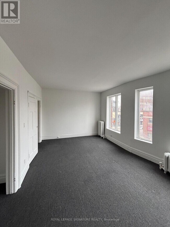 Building Photo - 563 Bloor St W