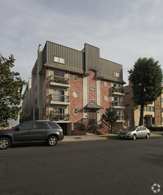 Primary Photo - 1750 N Harvard Blvd