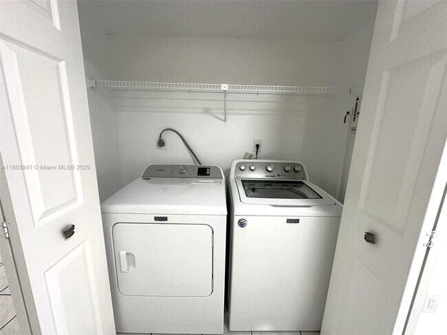 Foto del edificio - 3562 W 80th St