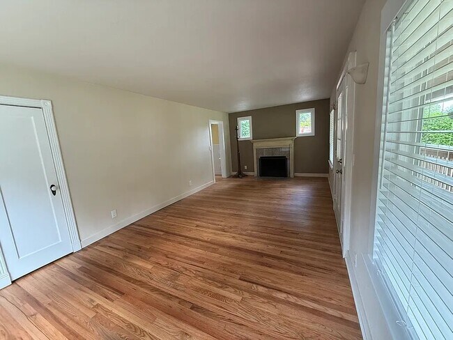 Building Photo - 7870 SW West Slope Dr