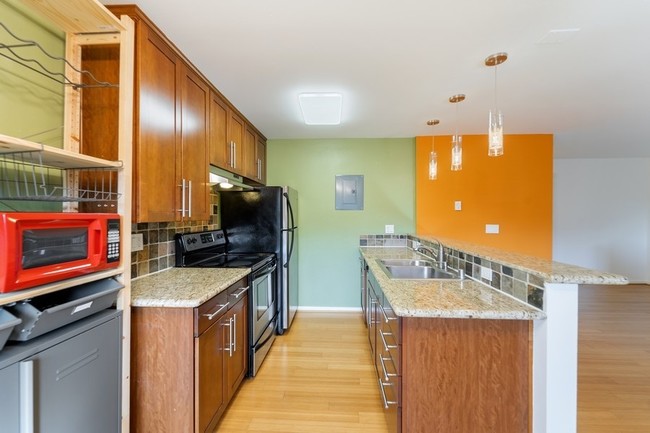 Foto del edificio - Columbia City Two Bedroom Condo - 2 bedrooms