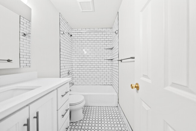 Building Photo - 4012 Oak St