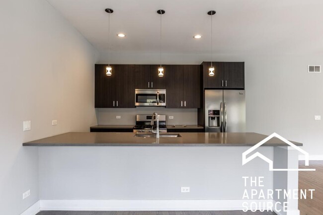 Building Photo - 3 bedroom in Chicago IL 60614
