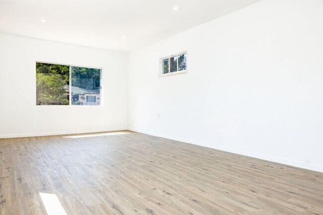 Foto del edificio - Fully Renovated Studio Steps from the Kern...