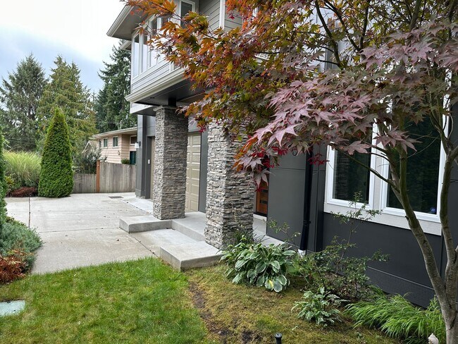 Foto del edificio - Beautiful 4 bedroom Kenmore Home with Ever...
