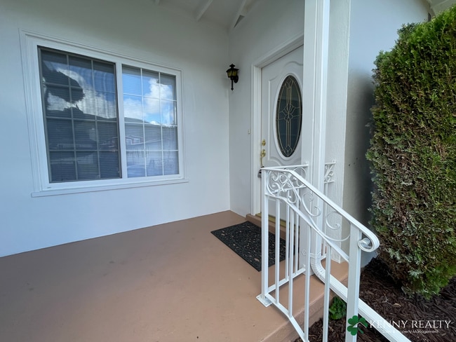 Foto del edificio - Three Bedroom Home with Lots of Common Area in Sunshine Gardens in SSF