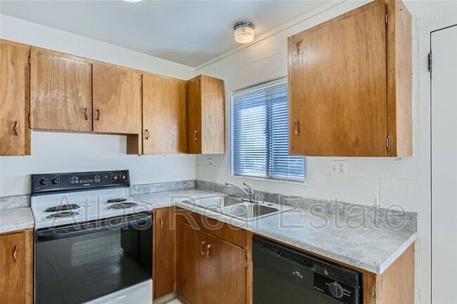 Building Photo - 708 E Alpert Ct