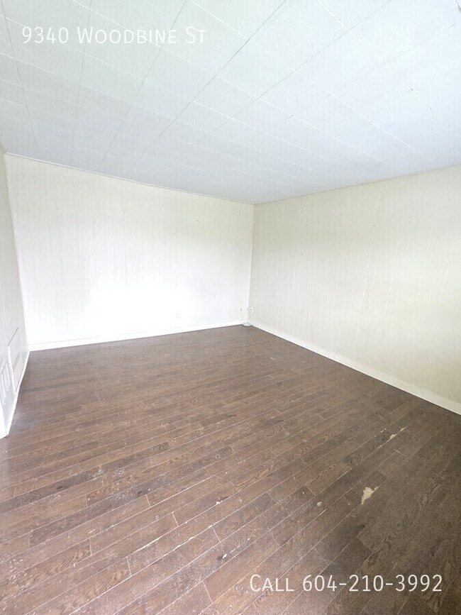 Building Photo - 3 Bedroom Duplex