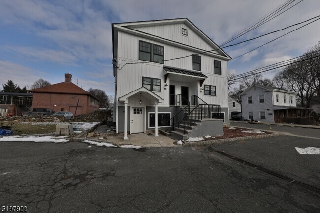 Building Photo - 21 Maple Ave