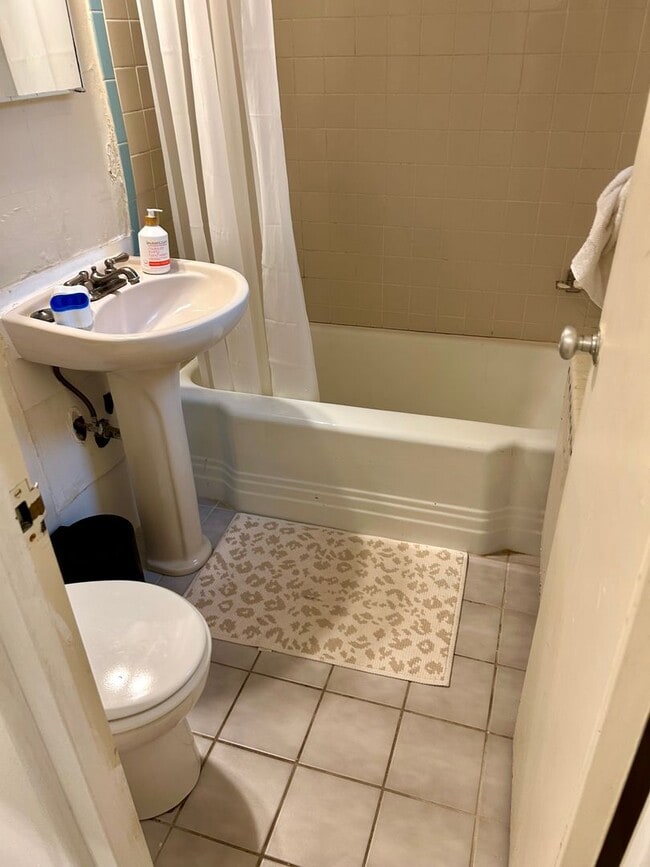 Building Photo - Lovely Large Studio/1 bedroom in Shadyside
