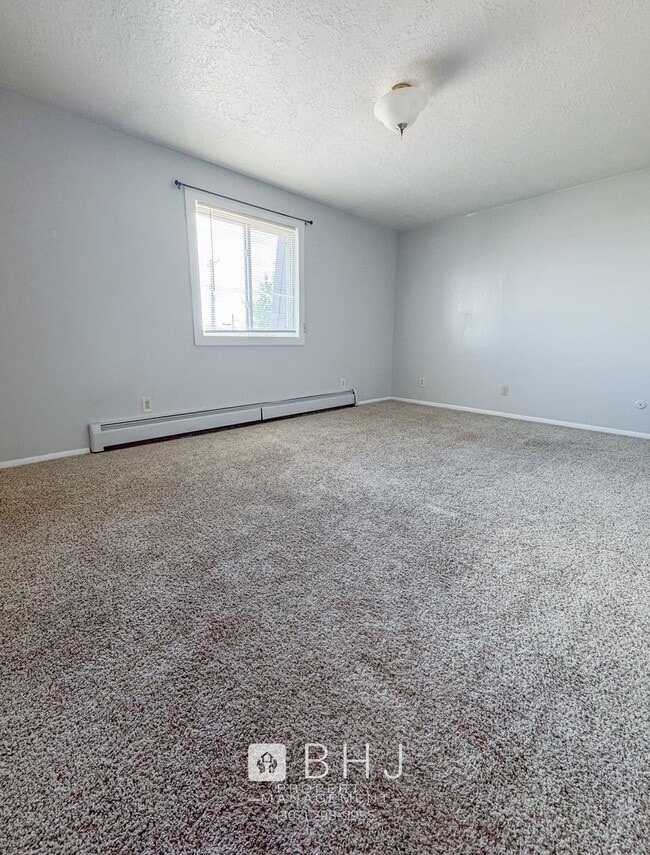 Foto del edificio - UTILITIES INCLUDED! Large 3 bed/ 1.5 bath on Demple Street
