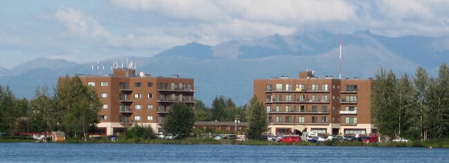 Building Photo - 3105 Lakeshore Dr
