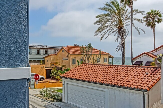 Foto del edificio - 1 HOUSE FROM BEACH! CHARMING, DETACHED UNIT W/ OCEAN VIEWS & 1-CAR GARAGE IN WALKSTREET TRIPLEX!