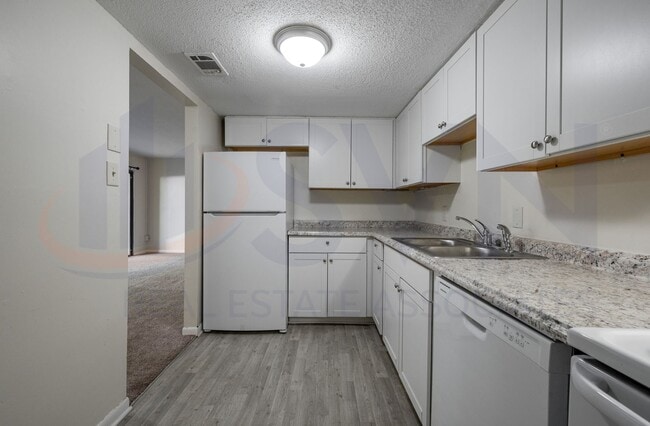 Building Photo - Charming 2-Bedroom Condo for Rent in Chape...
