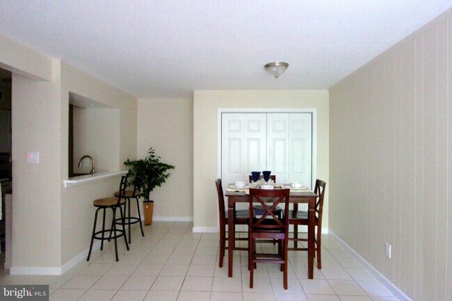 Foto del edificio - 5818 Royal Ridge Dr