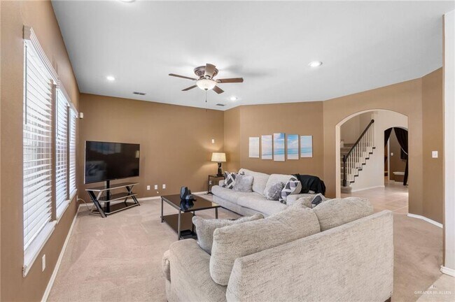 Foto del edificio - 30 Nicole Dr