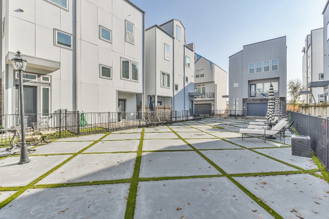 Foto del edificio - 8411 Hempstead Rd