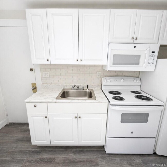 Building Photo - 167 Liberty St