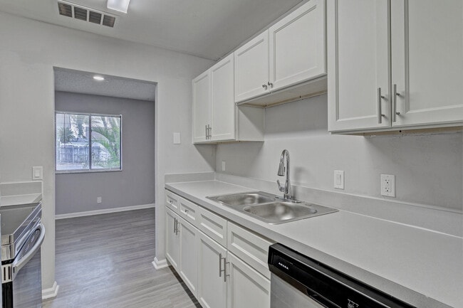 Building Photo - 9168 Roan Ln