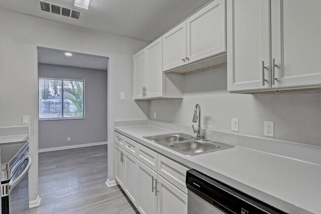 Building Photo - 9190 Roan Ln