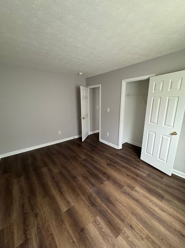 Foto del edificio - 3240 Crestwell Dr