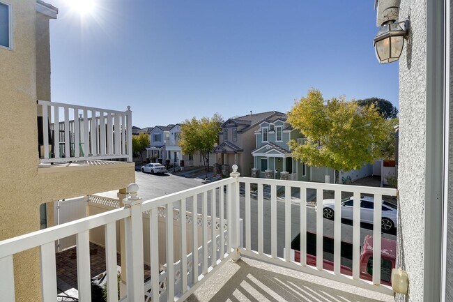Foto del edificio - Gated Townhome with Strip Views from the Balcony!