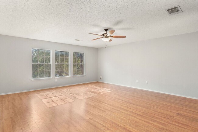 Foto del edificio - Updated, Bright, Open!! Ready For Immediat...