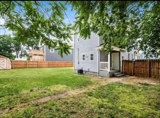 Foto del edificio - 200 S Cypress Ave