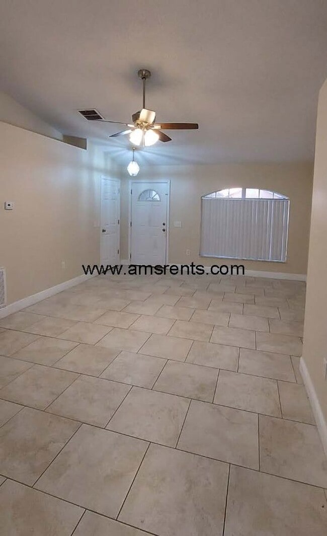 Building Photo - Spacious 3 Bedroom 2 Bath