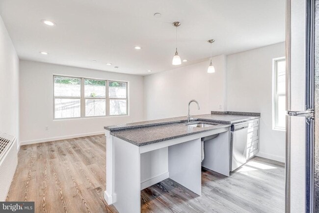 Foto del edificio - 751 N 43rd St