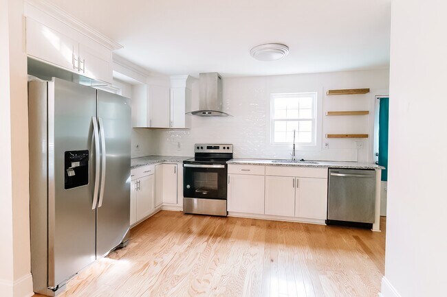 Kitchen - 302 Dukeland Dr