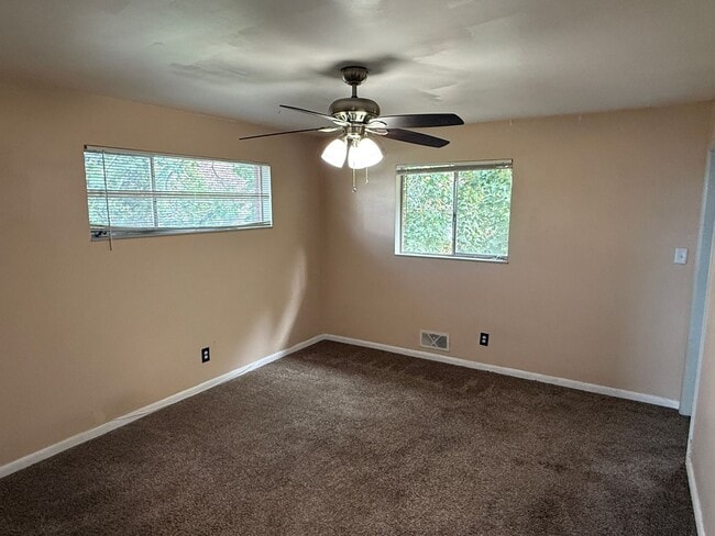 Foto del edificio - 5 Bedroom Home; Millcreek; 2800 sq ft; Lar...