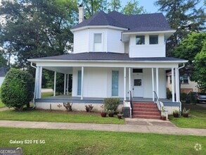 Building Photo - 210 E 8th St