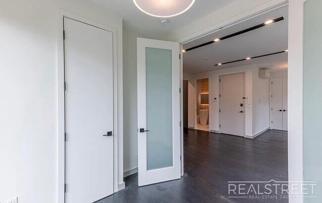 Foto del edificio - Spacious 2 Bed 2 Bath in Prospect Lefferts Gardens - Rooftop Access & More!