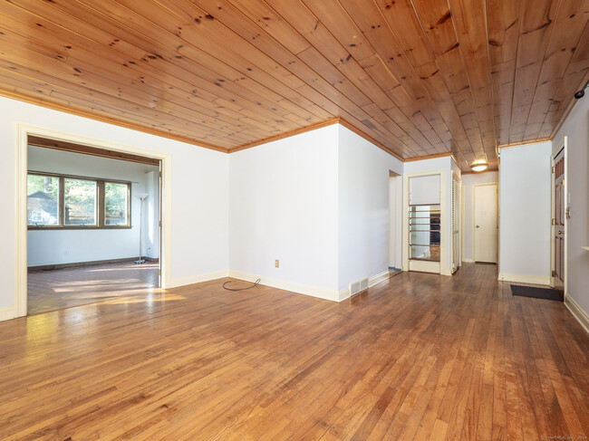 Building Photo - 27 Woodland Way