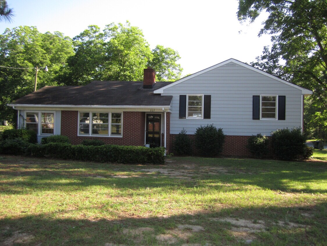 Front - 207 McArthur St