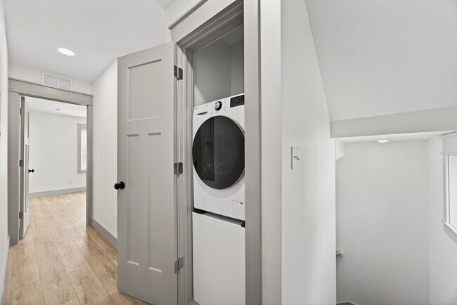 Foto del edificio - ***August 2025*** Brand New Luxury Build! 4 Bed, 4 Bath Townhome!