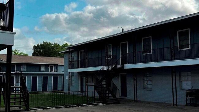 Building Photo - 427 Hollyvale Dr