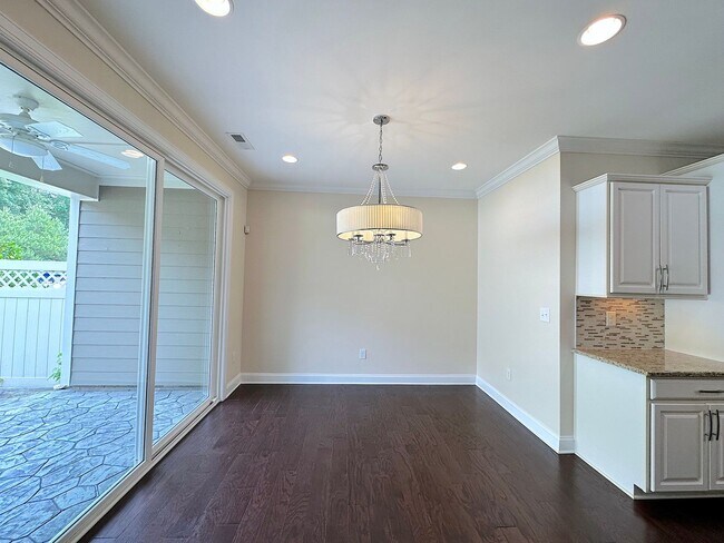 Foto del edificio - Like New 2 Story Townhome!