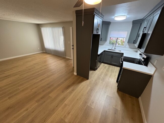 Building Photo - 5333 Russell Ave