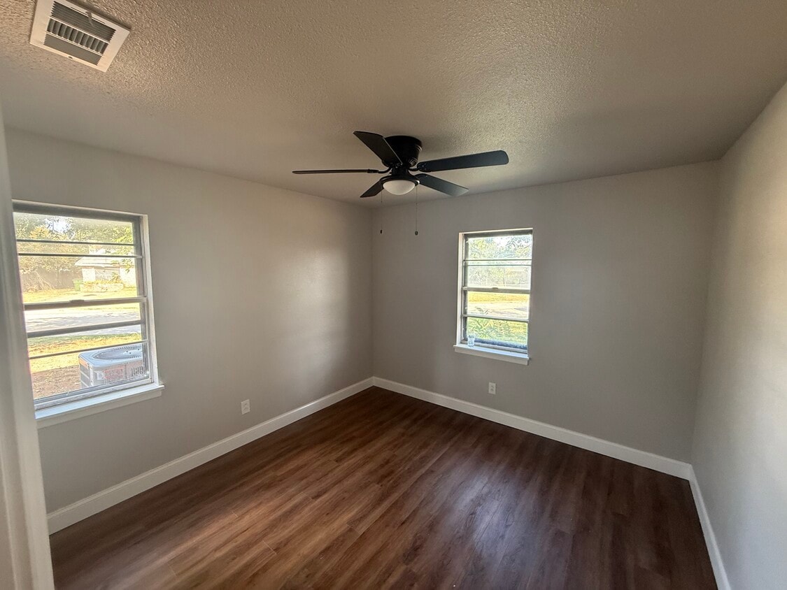 3 bedrooms with ceiling fans and closets - 4100 Wrangler Dr