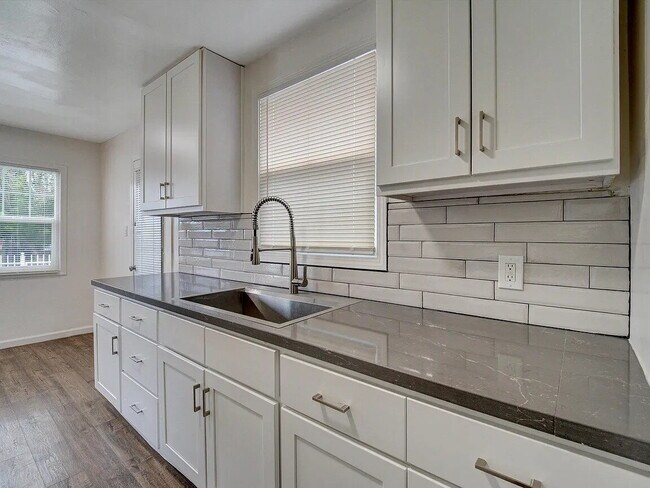 Foto del edificio - Now Available for Immediate Move-In
