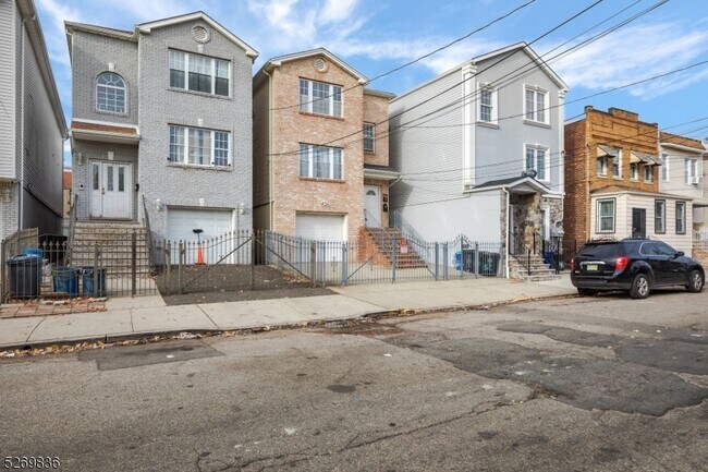 Building Photo - 652 4th St