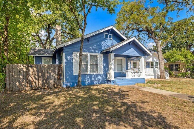 Foto del edificio - Upgraded and ready 5 bed 2 bath home next door to the 3 bed 2 bath home