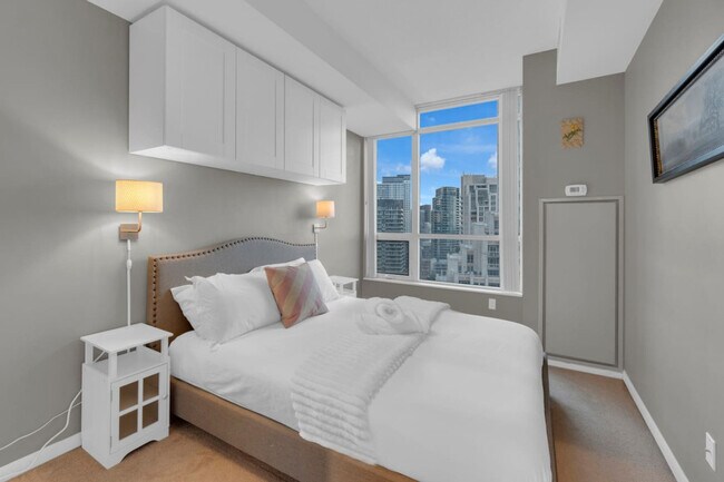 Building Photo - 215 Fort York Blvd