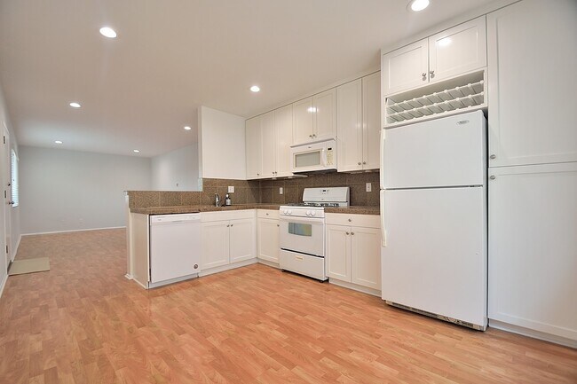 Building Photo - 639 4th St