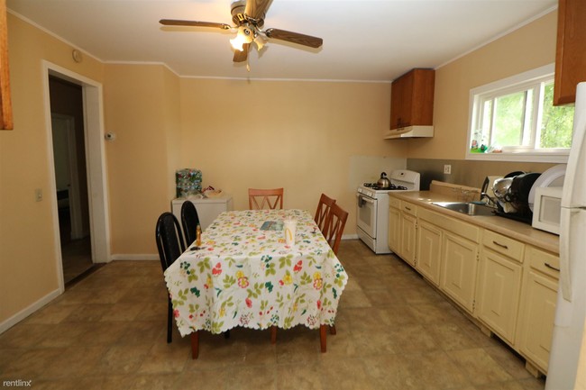 Building Photo - 4 br, 1 bath Duplex - 10 Stevens St