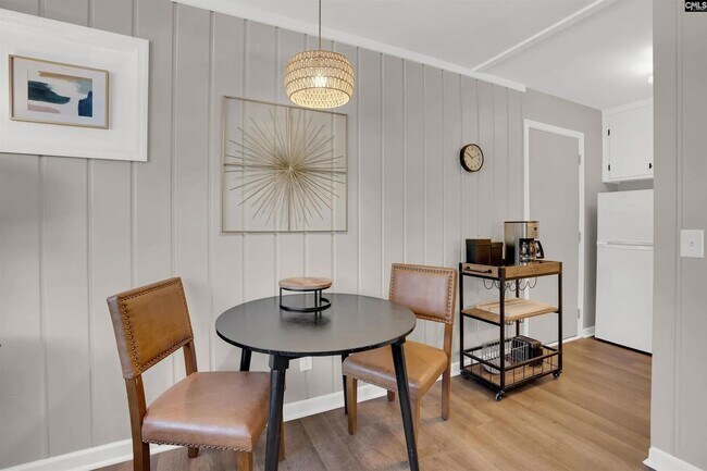 Foto del edificio - Pre-Leasing for the 26-27 School Year! - Renovated & Furnished Duplex in Peaceful Rosewood